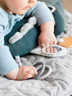 Peluche D'Activités Croco - DONE BY DEER Vert - Done By Deer -Boutique Ergobaby peluche dactivites croco done by deer 2