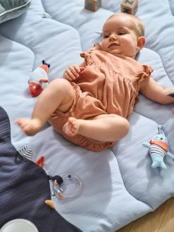 Tapis D'éveil Souple Sans Arche LEON SUR LE PONTON Bleu - Vertbaudet -Boutique Ergobaby tapis deveil souple sans arche leon sur le ponton 2